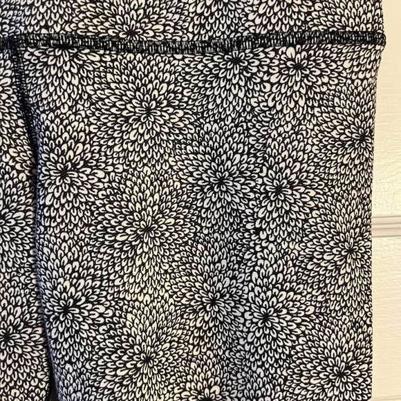Lululemon black and white patterned leggings - Picture 2 of 6